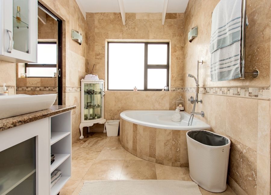 5 Bedroom Property for Sale in Calypso Beach Western Cape